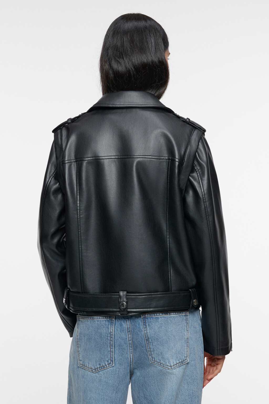 Куртка-косуха свободная из искусственной кожи с ремнем и заклепками - цвет черный - 4