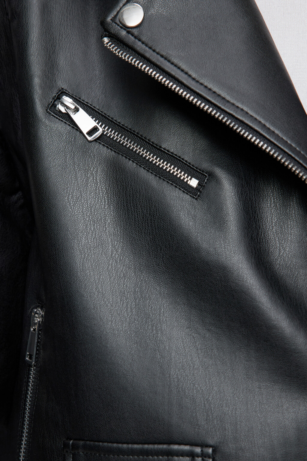 Куртка-косуха свободная из искусственной кожи с ремнем и заклепками - цвет черный - 5