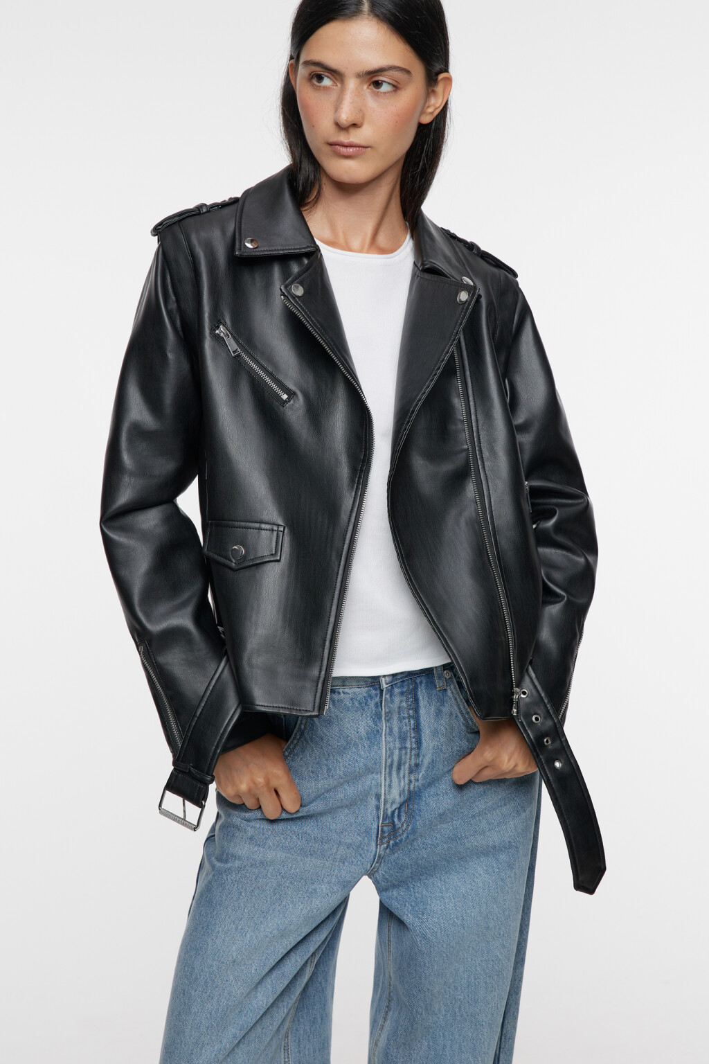 Куртка-косуха свободная из искусственной кожи с ремнем и заклепками - цвет черный - 8