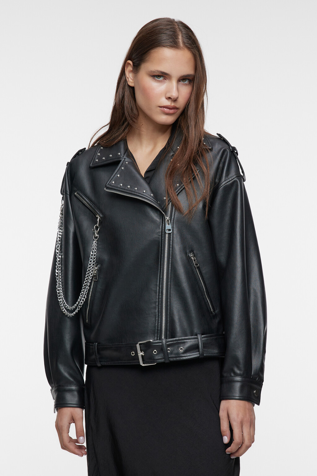 Куртка-косуха oversize с цепочкой и заклепками - цвет черный - 2