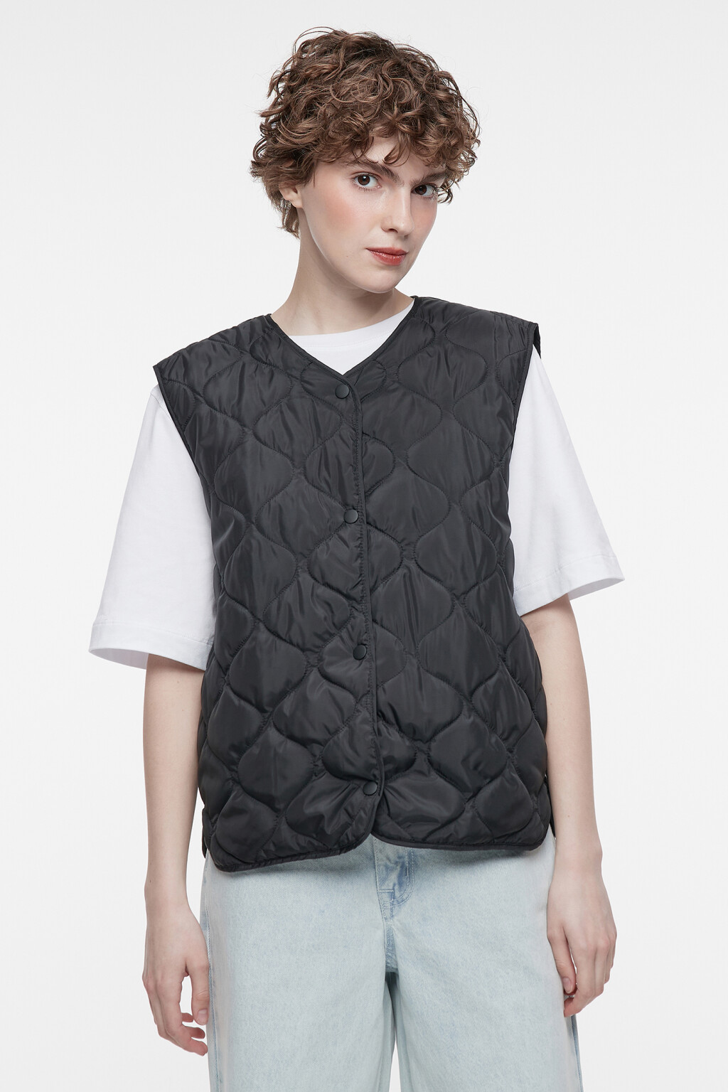 Жилет стеганый короткий с круглым вырезом без воротника - цвет черный - 2
