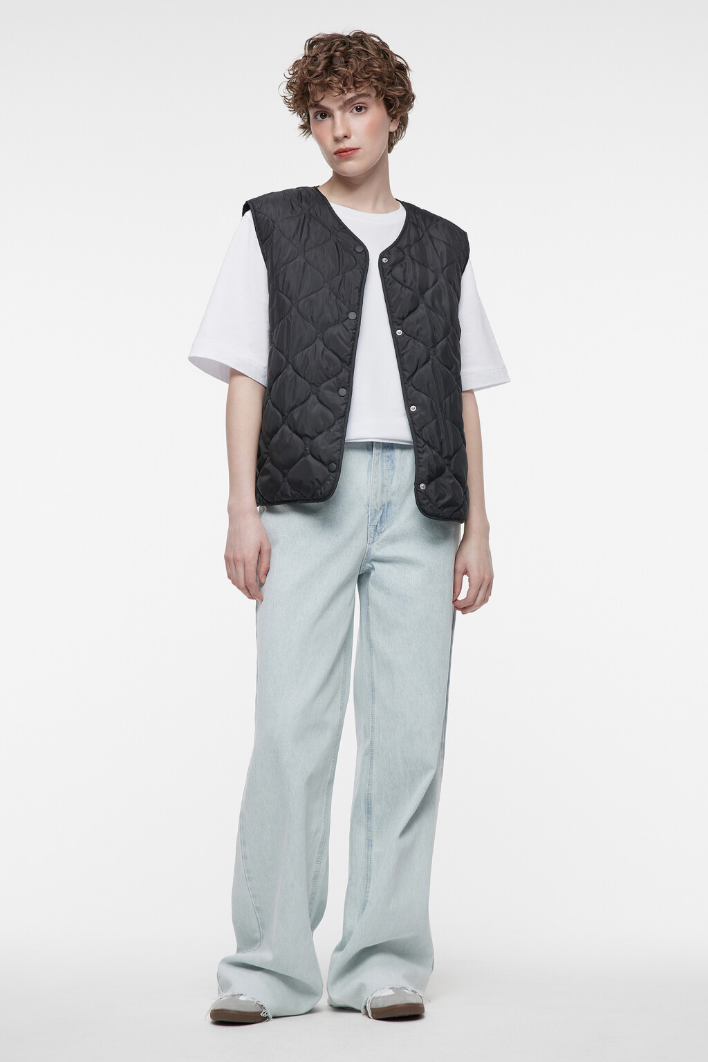 Жилет стеганый короткий с круглым вырезом без воротника - цвет черный - 1