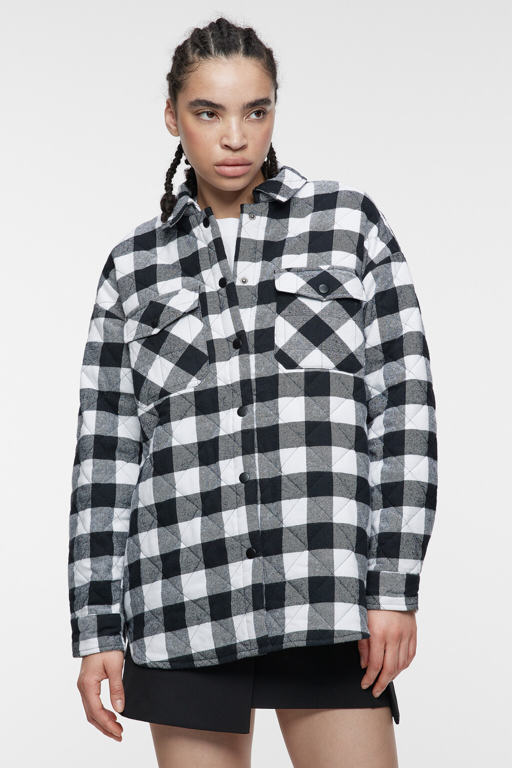 Куртка-рубашка стеганая утепленная с нагрудными карманами - цвет черный - 2