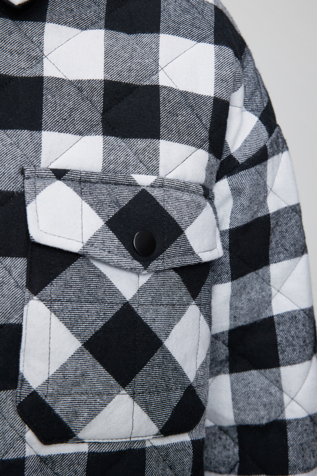 Куртка-рубашка стеганая утепленная с нагрудными карманами - цвет черный - 6