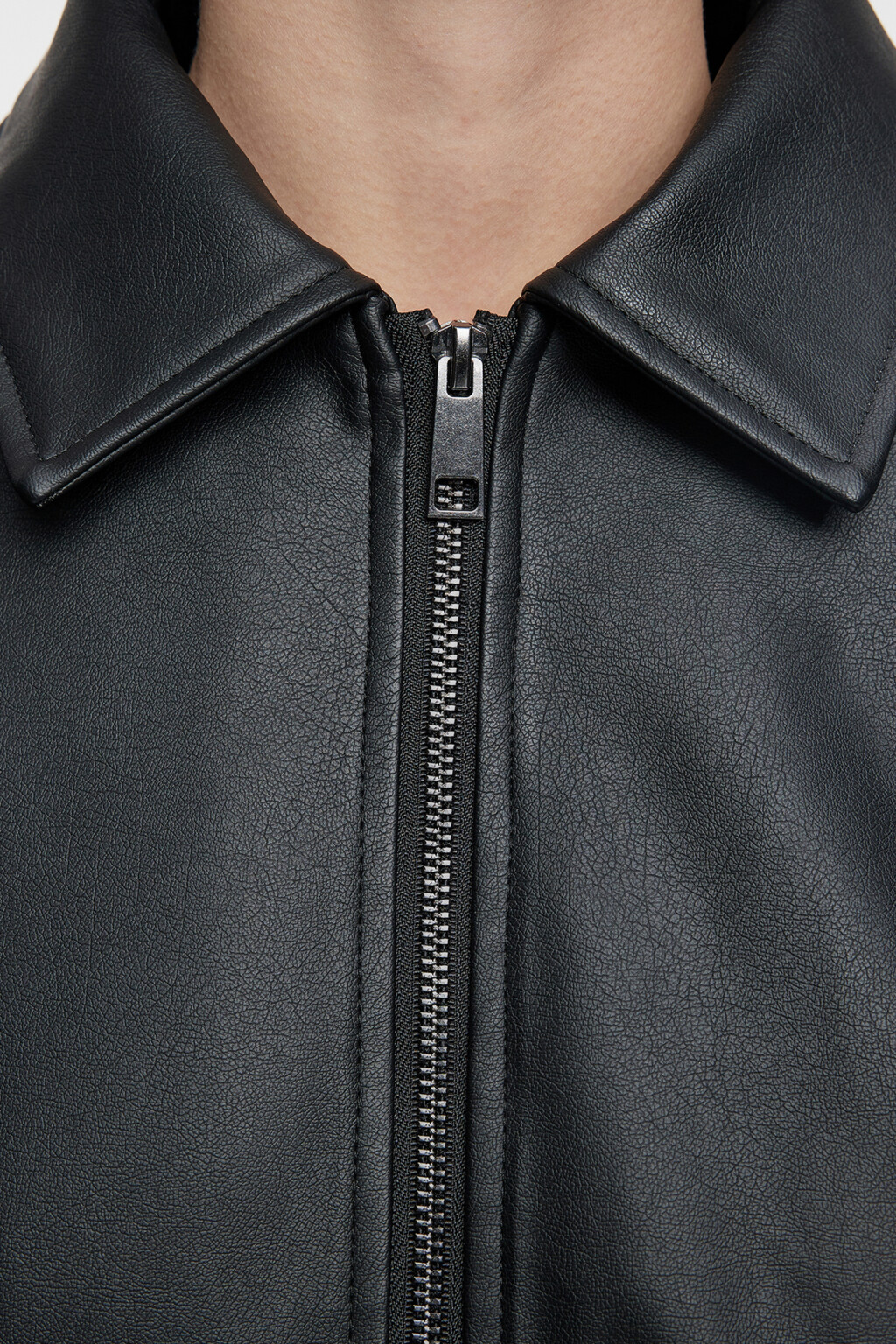 Куртка-бомбер короткая из искусственной кожи с отложным воротником - цвет черный - 5