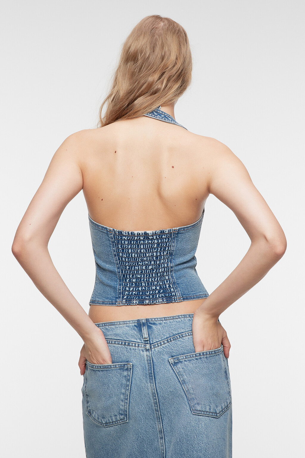 Топ-бандо джинсовый облегающий с бретелями на шее - цвет голубой - 4