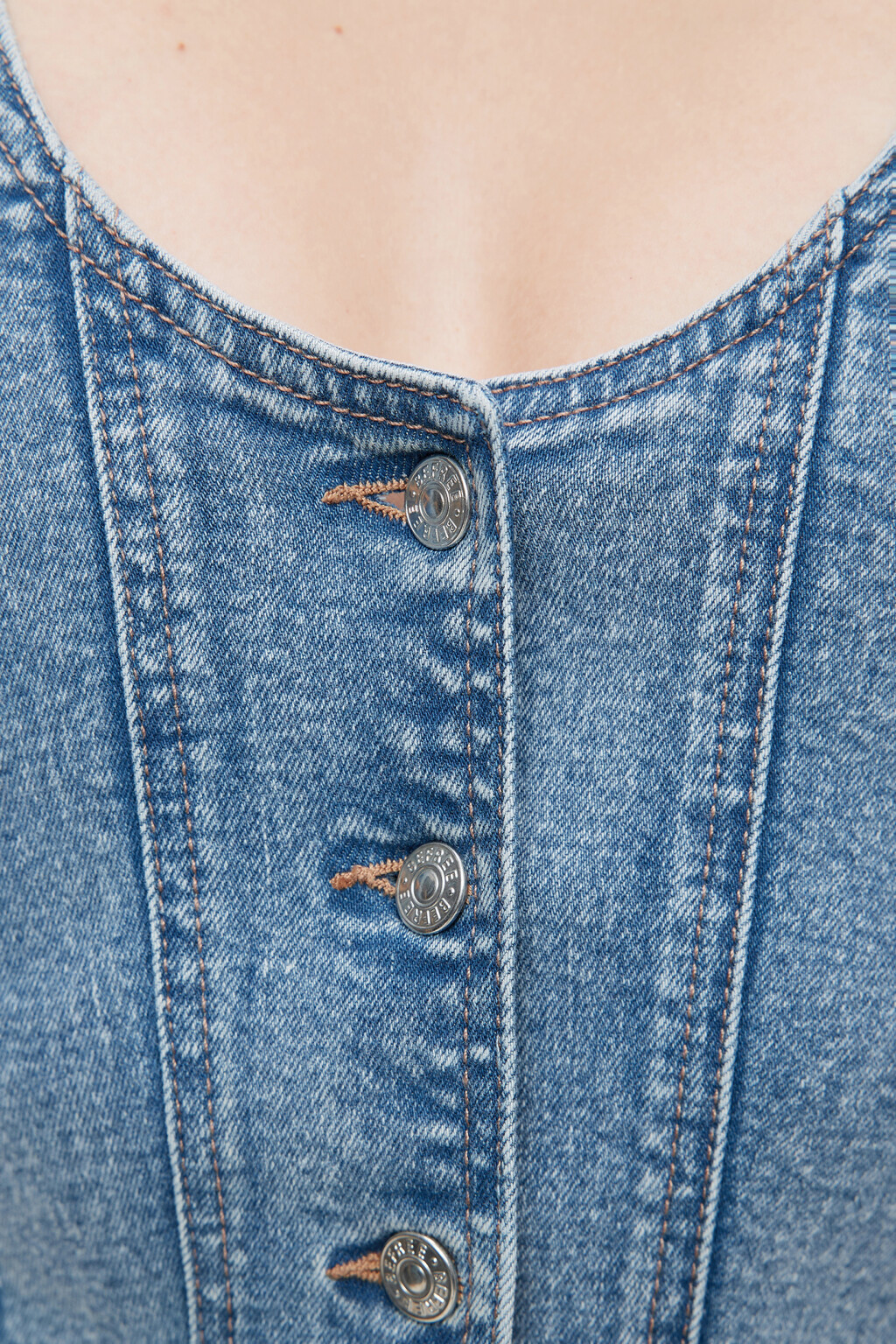 Топ-бандо джинсовый облегающий с бретелями на шее - цвет голубой - 6