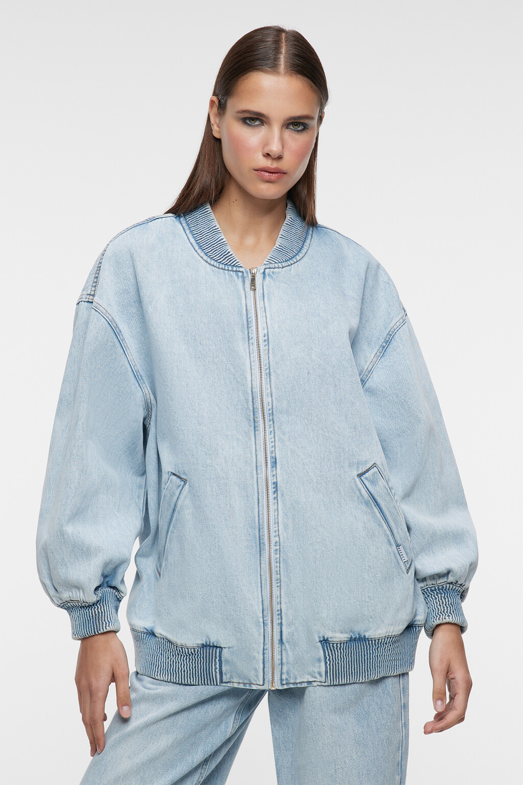 Куртка-бомбер oversize джинсовая на молнии - цвет голубой - 2