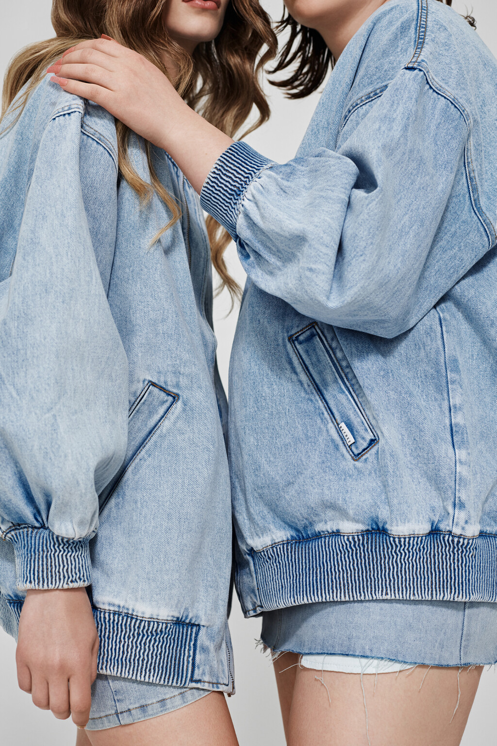 Куртка-бомбер oversize джинсовая на молнии - цвет голубой - 9