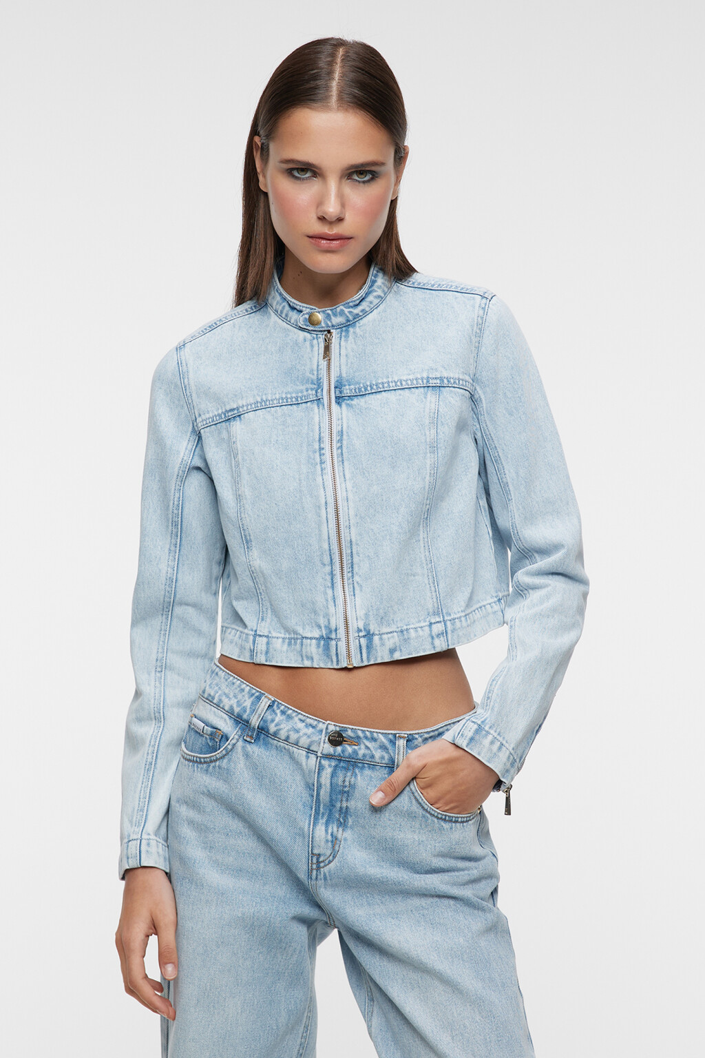 Куртка джинсовая короткая с воротником-стойкой на кнопке - цвет голубой - 2