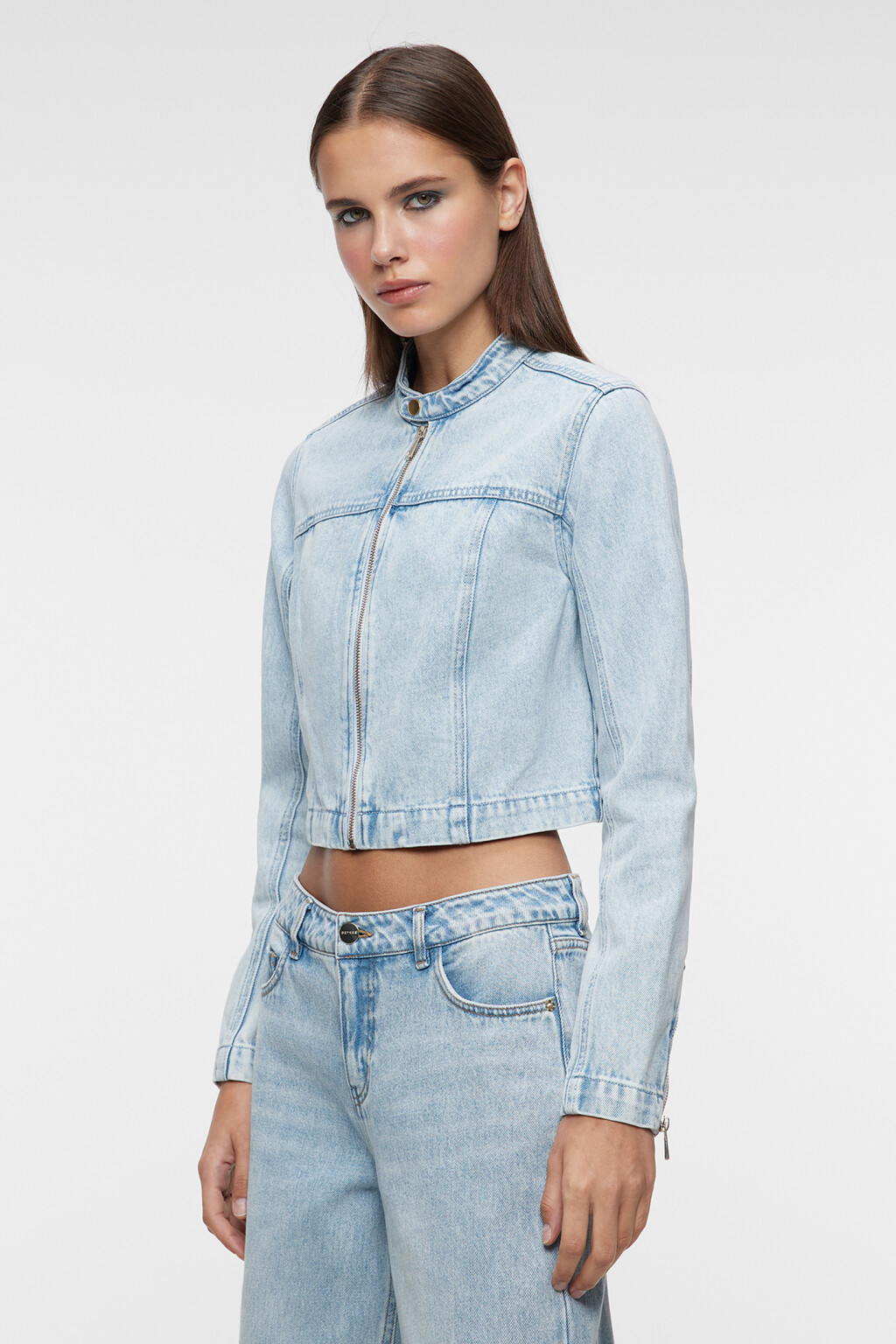 Куртка джинсовая короткая с воротником-стойкой на кнопке - цвет голубой - 3