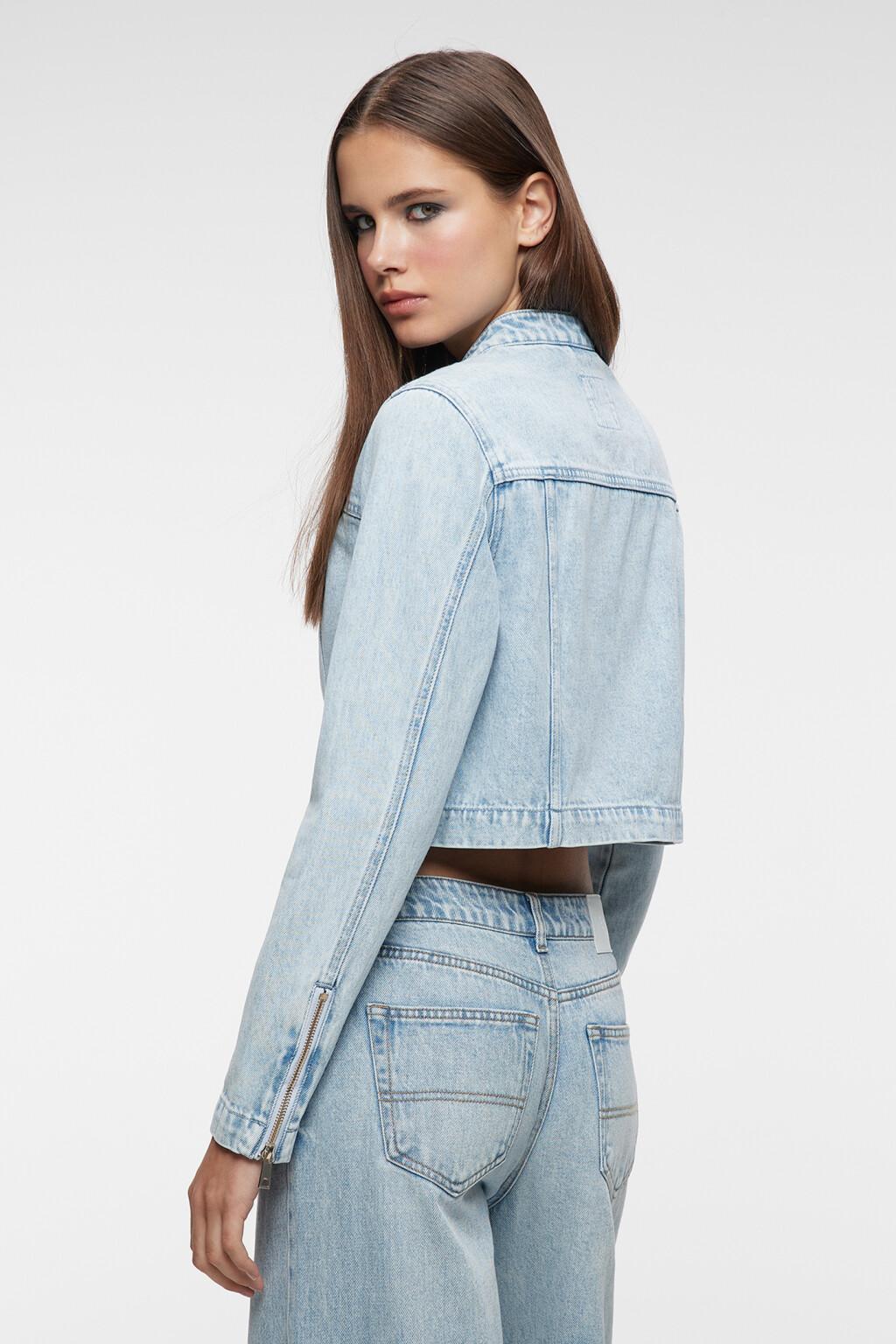 Куртка джинсовая короткая с воротником-стойкой на кнопке - цвет голубой - 4