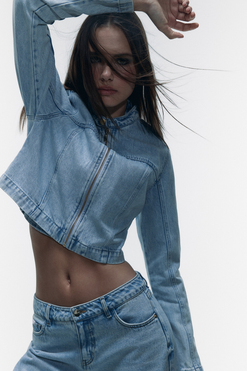 Куртка джинсовая короткая с воротником-стойкой на кнопке - цвет голубой - 1