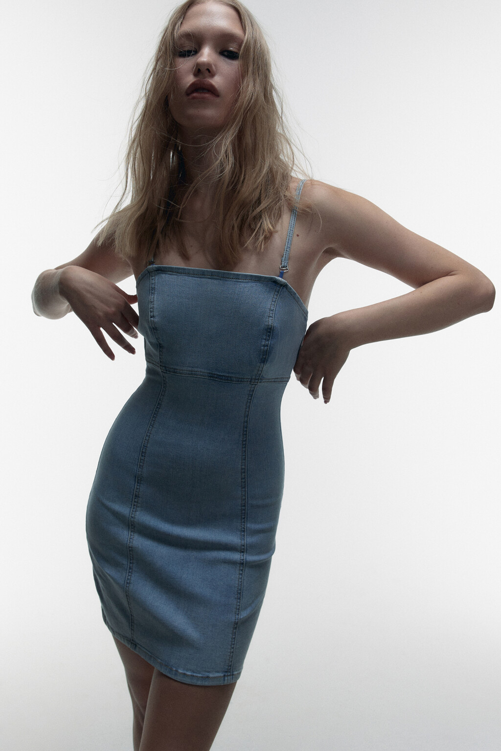 Сарафан джинсовый облегающий на тонких бретельках - цвет зеленый - 1