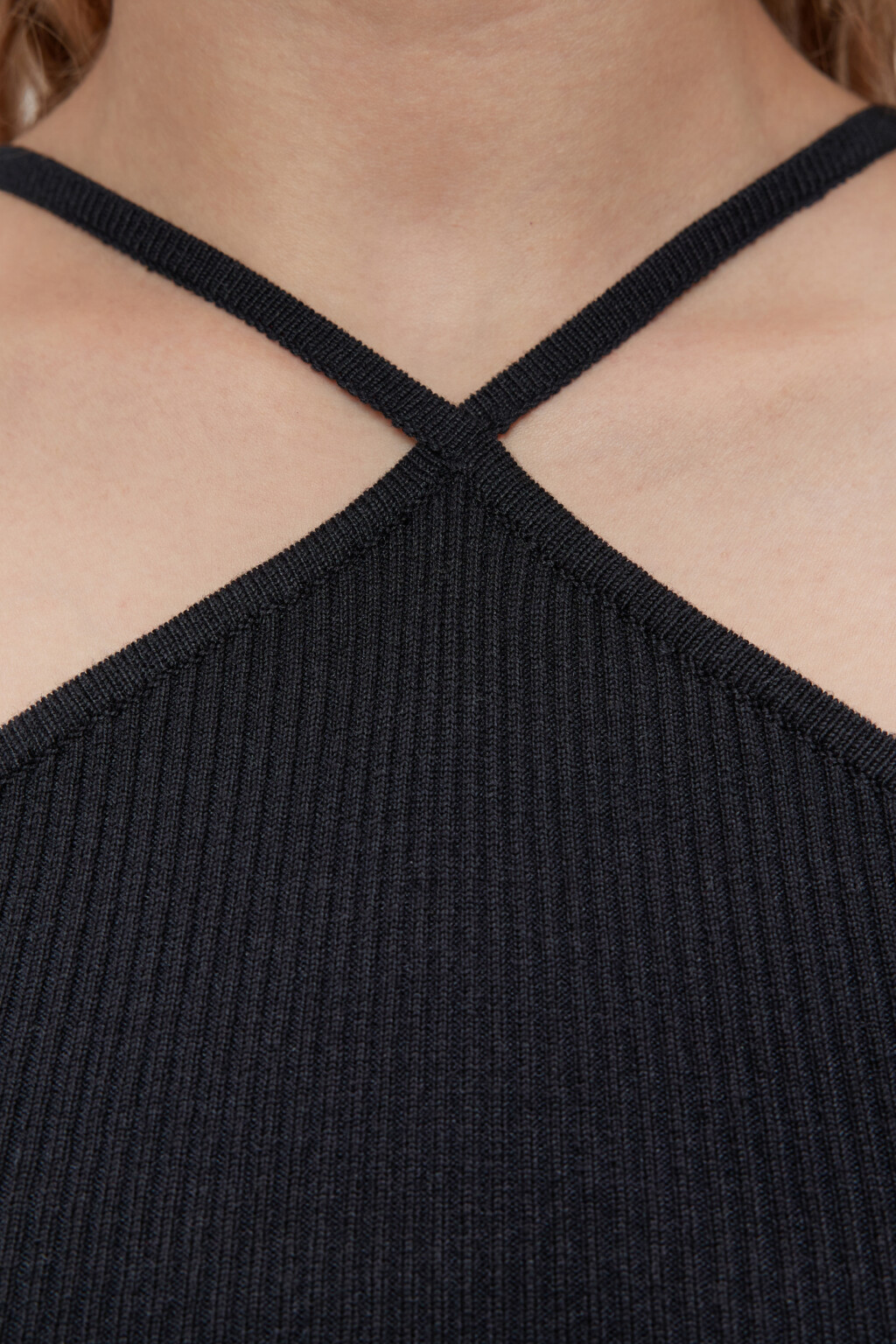 Топ-майка вискозный в рубчик с тонкими бретелями - цвет черный - 6