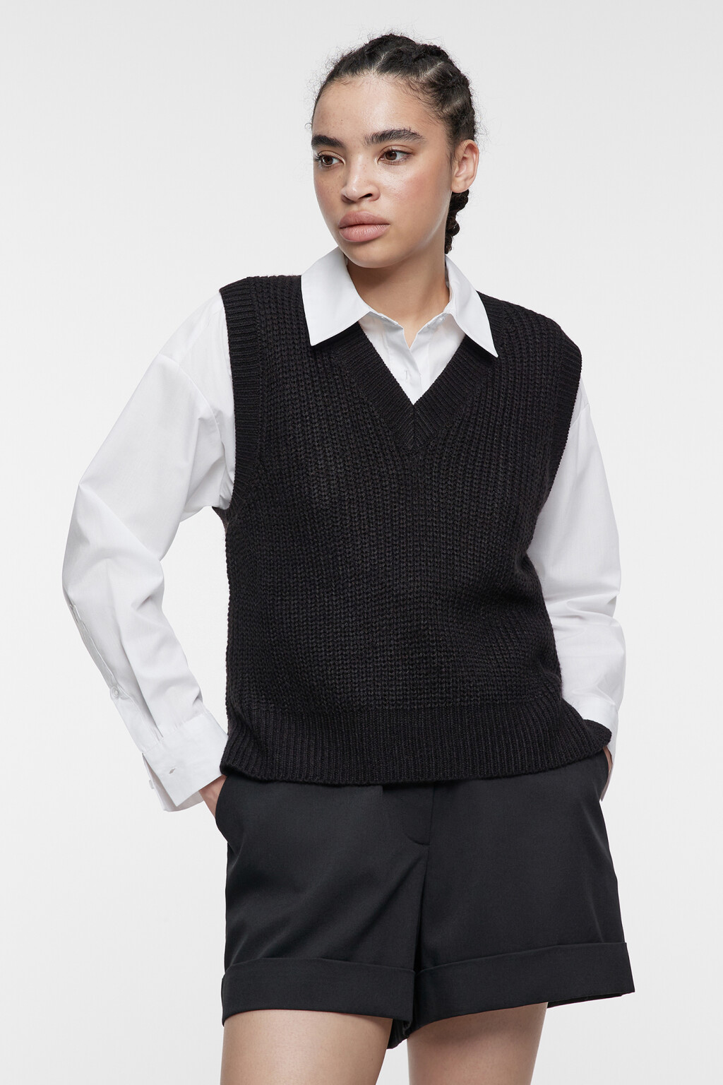 Жилет толстой вязки короткий с V-образным вырезом - цвет черный - 2
