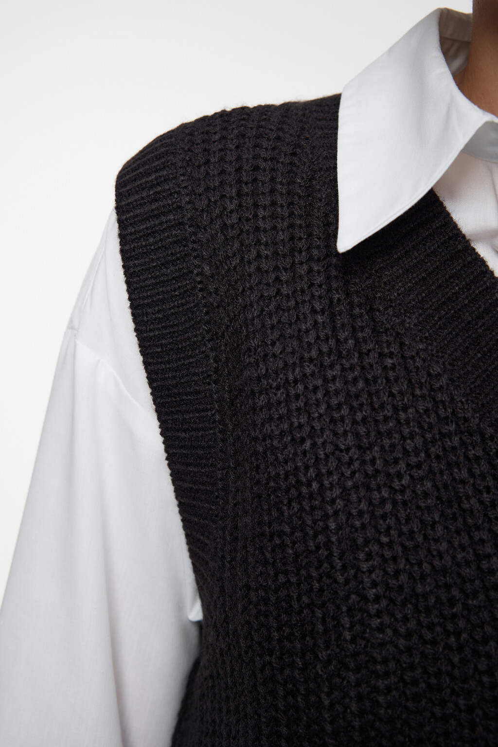 Жилет толстой вязки короткий с V-образным вырезом - цвет черный - 6