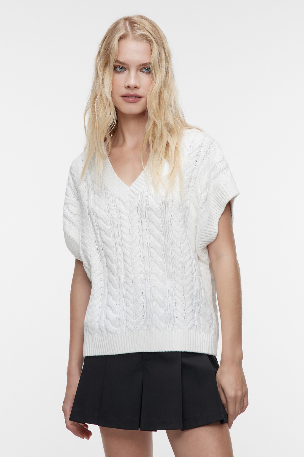 Жилет oversize вязаный хлопковый с узором в косичку - цвет бежевый - 2