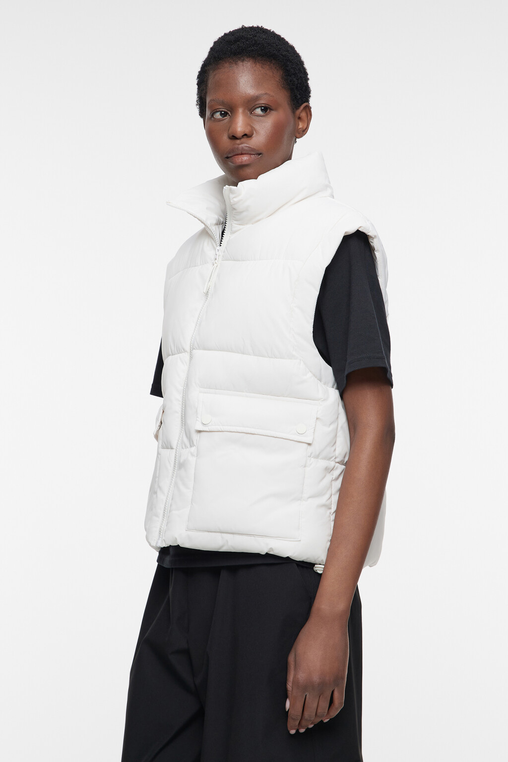 Жилет стеганый укороченный с накладными карманами - цвет бежевый - 2