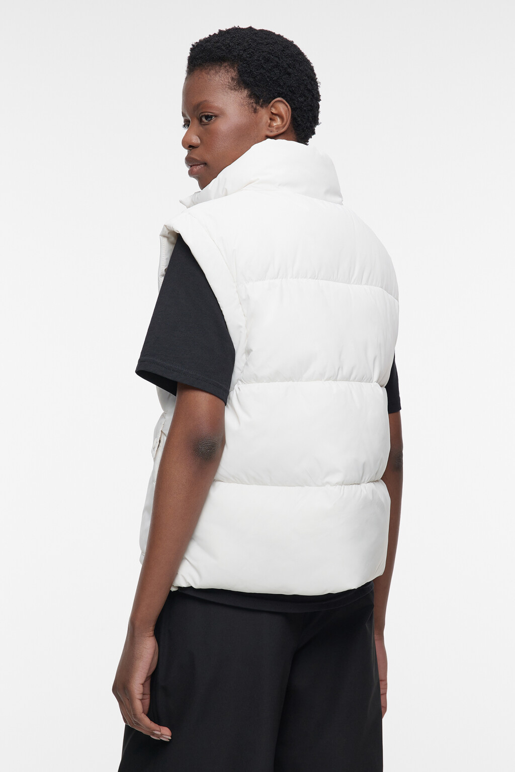 Жилет стеганый укороченный с накладными карманами - цвет бежевый - 3