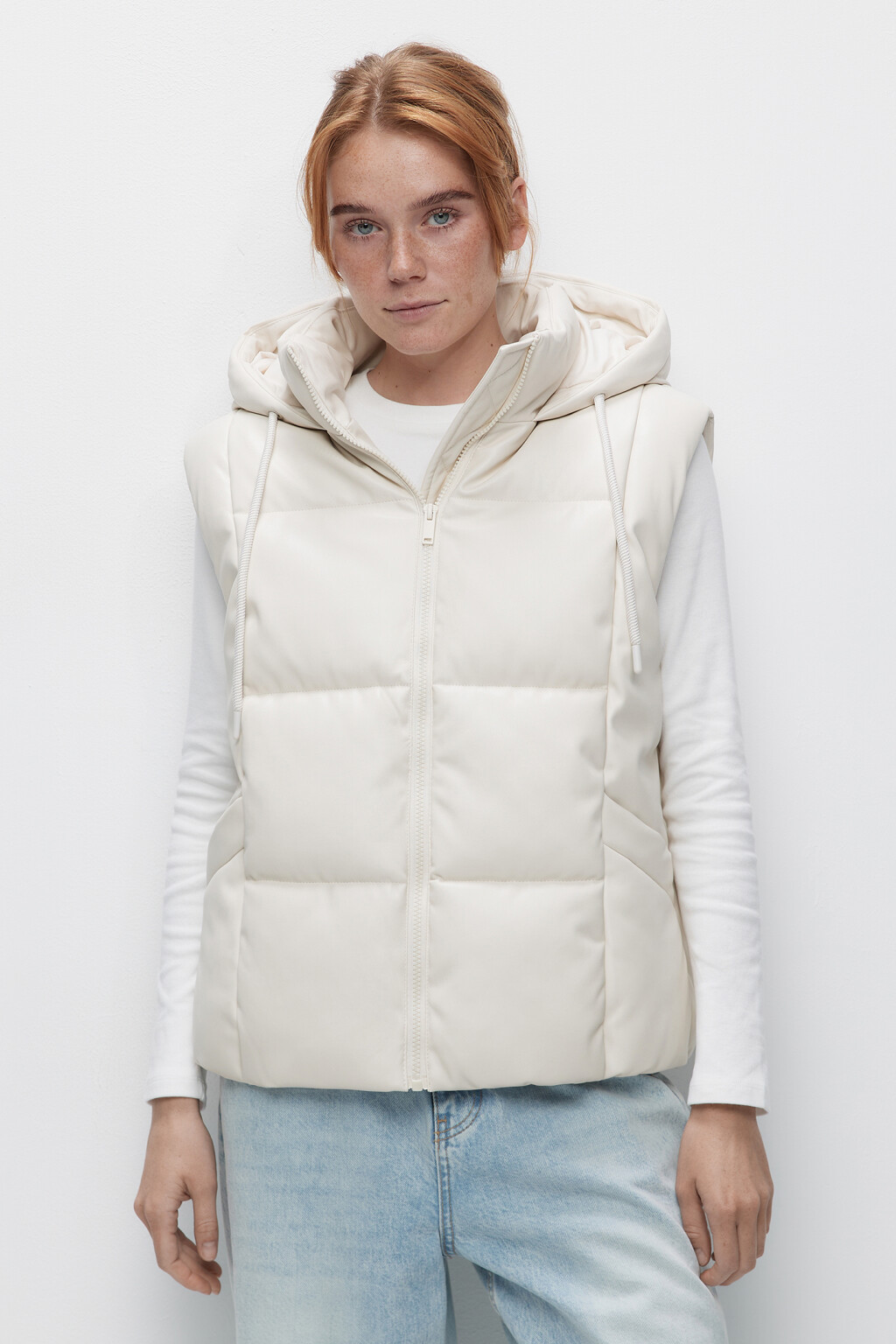 Жилет стеганый с капюшоном - цвет бежевый - 2
