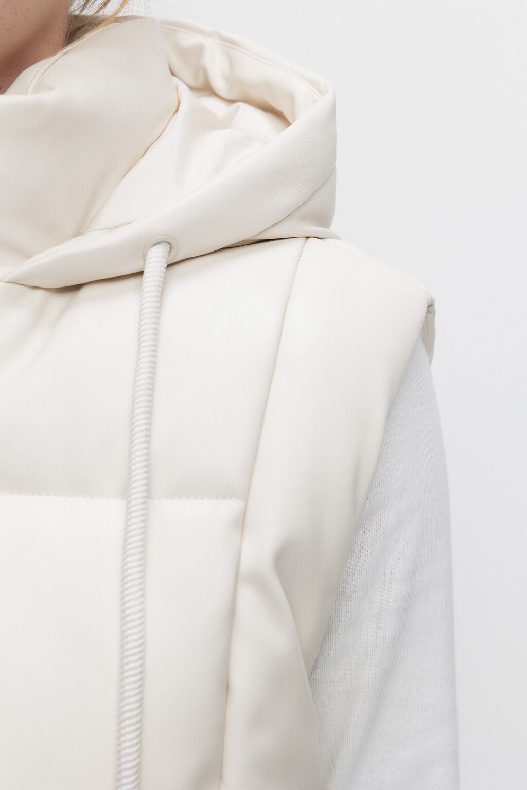 Жилет стеганый с капюшоном - цвет бежевый - 6