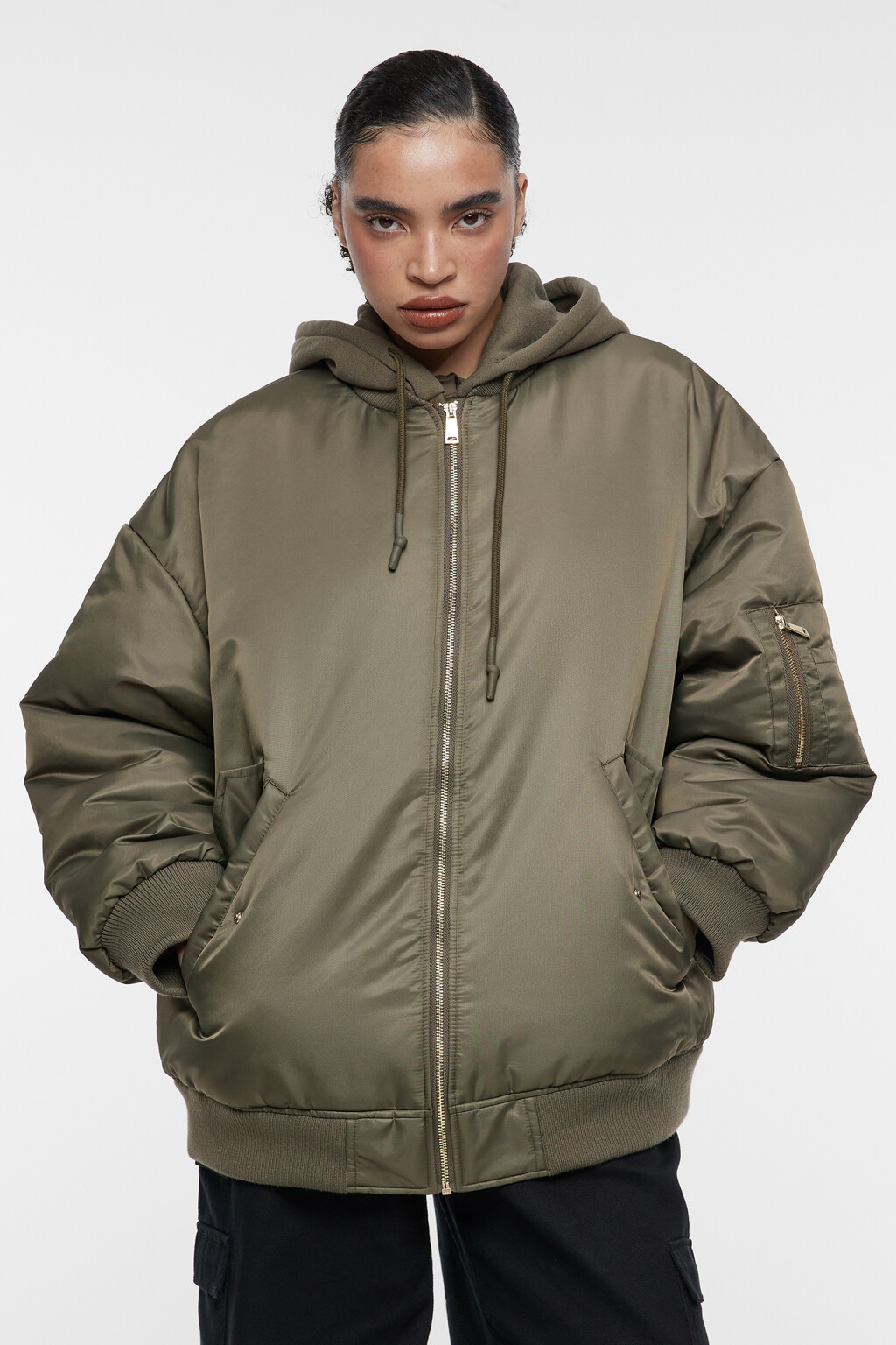 Куртка-бомбер oversize с трикотажным капюшоном - цвет зеленый - 2