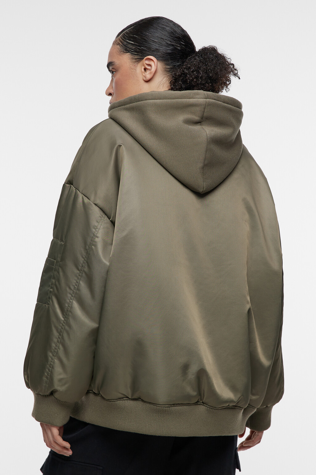 Куртка-бомбер oversize с трикотажным капюшоном - цвет зеленый - 4