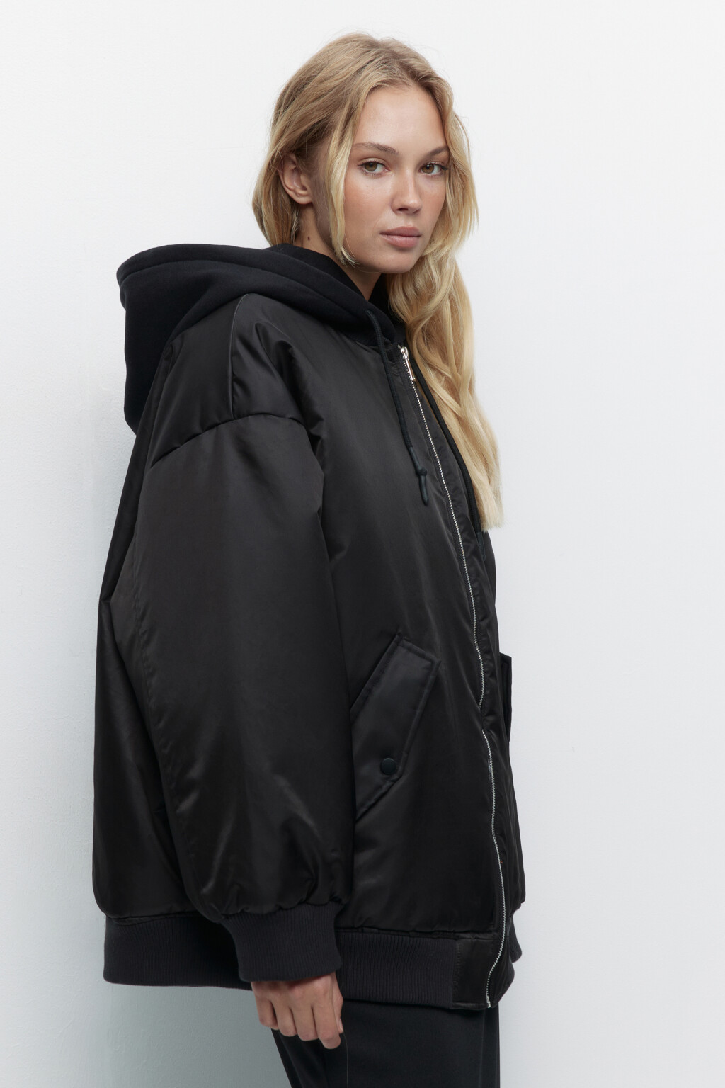 Куртка-бомбер oversize с трикотажным капюшоном - цвет черный - 4