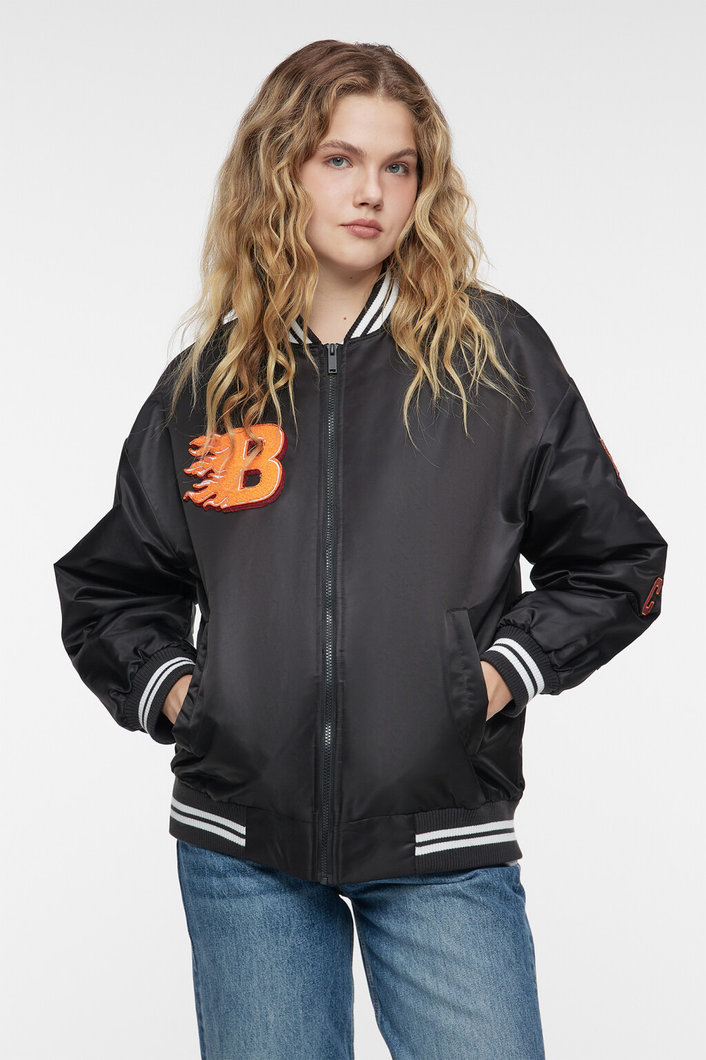 Куртка-бомбер oversize утепленная с нашивками - цвет черный - 2