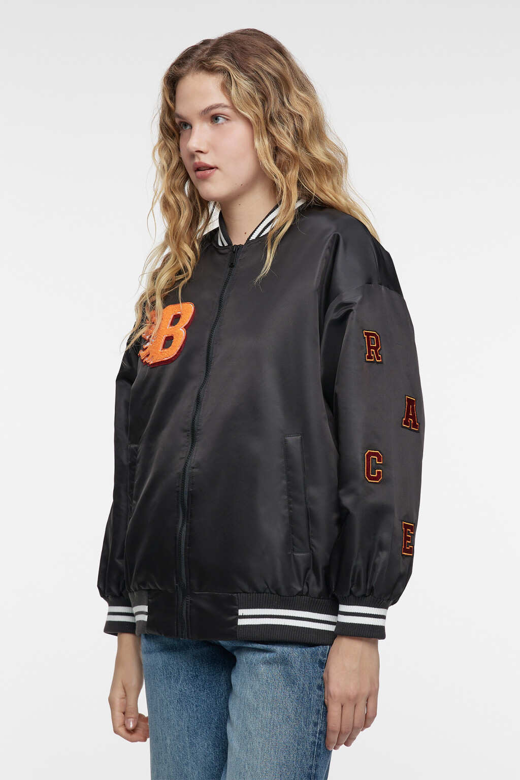 Куртка-бомбер oversize утепленная с нашивками - цвет черный - 3