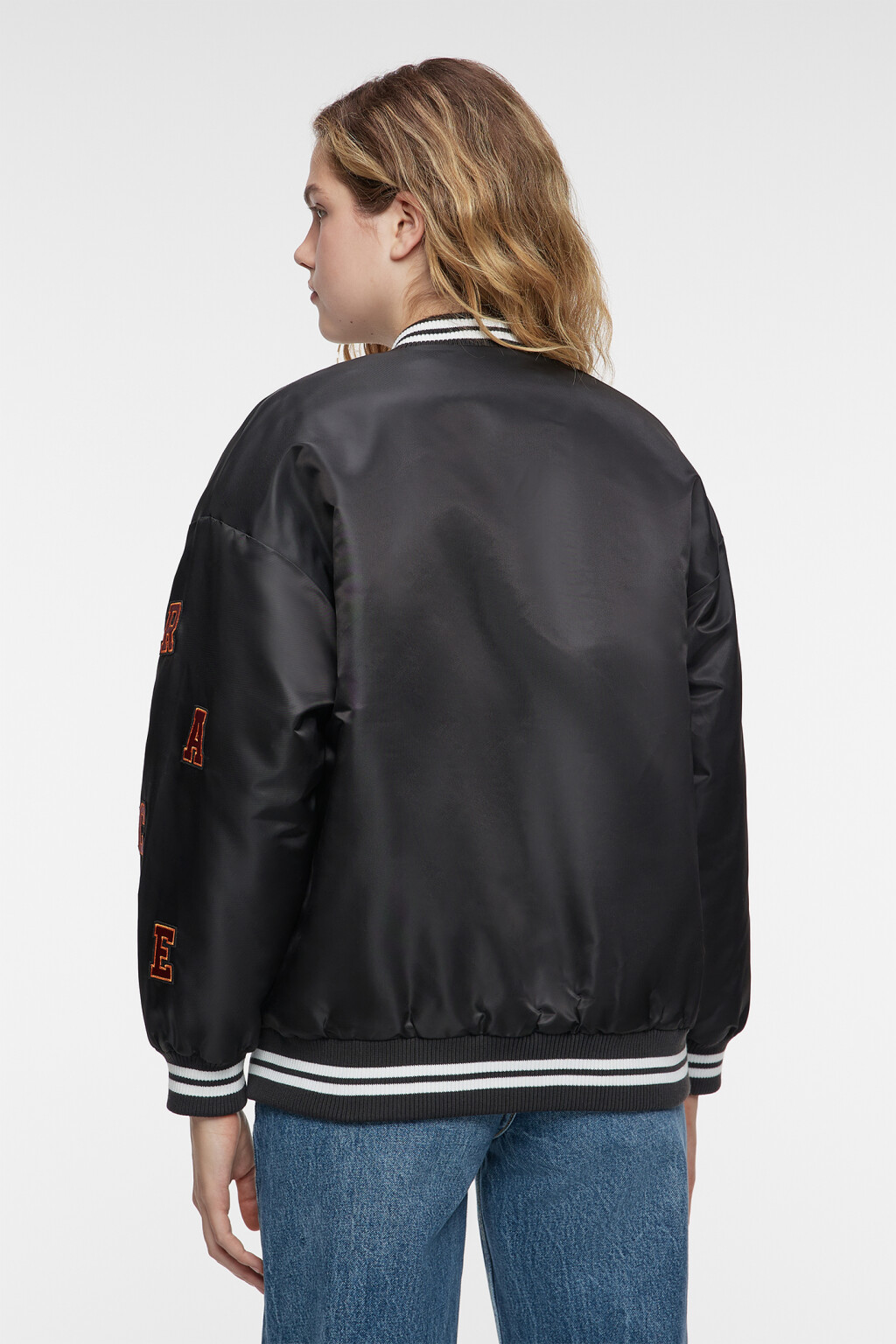 Куртка-бомбер oversize утепленная с нашивками - цвет черный - 4