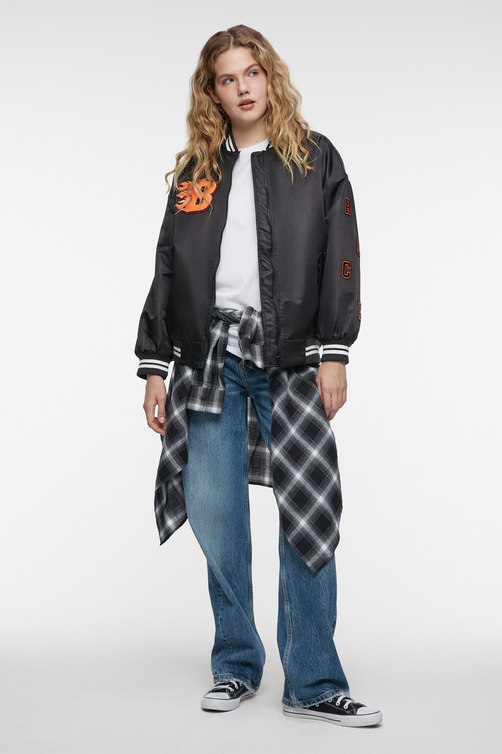 Куртка-бомбер oversize утепленная с нашивками - цвет черный - 1