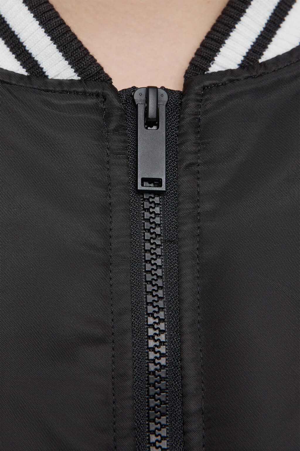 Куртка-бомбер oversize утепленная с нашивками - цвет черный - 5