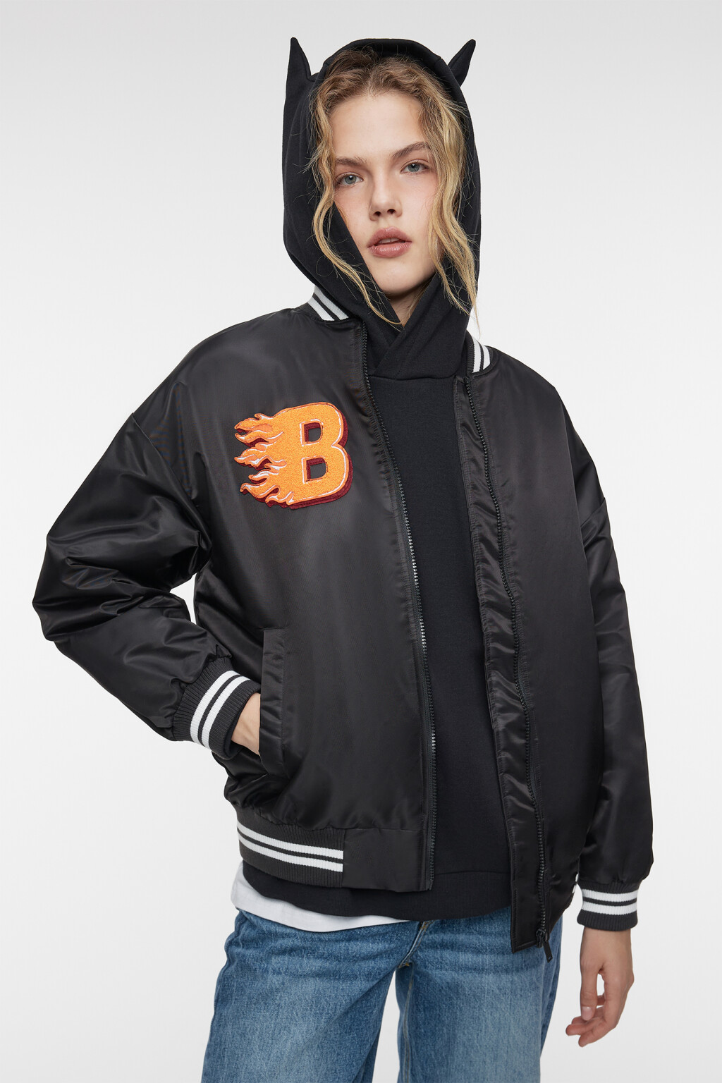 Куртка-бомбер oversize утепленная с нашивками - цвет черный - 8