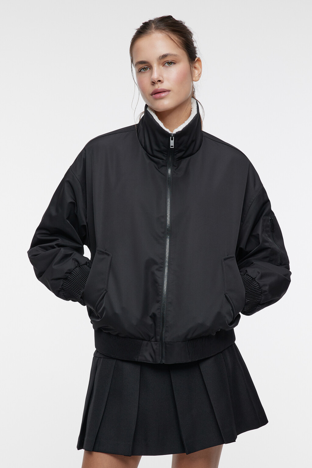 Куртка-бомбер короткая утепленная с подкладом - цвет черный - 2