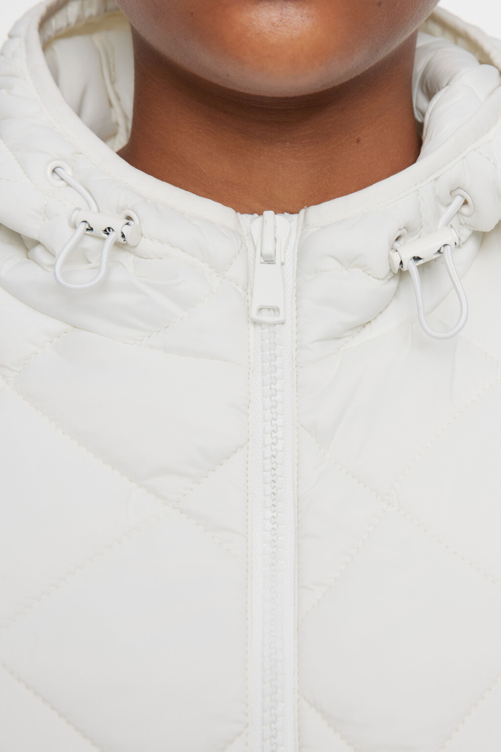 Куртка короткая стеганая с капюшоном и утяжками - цвет молочный - 5