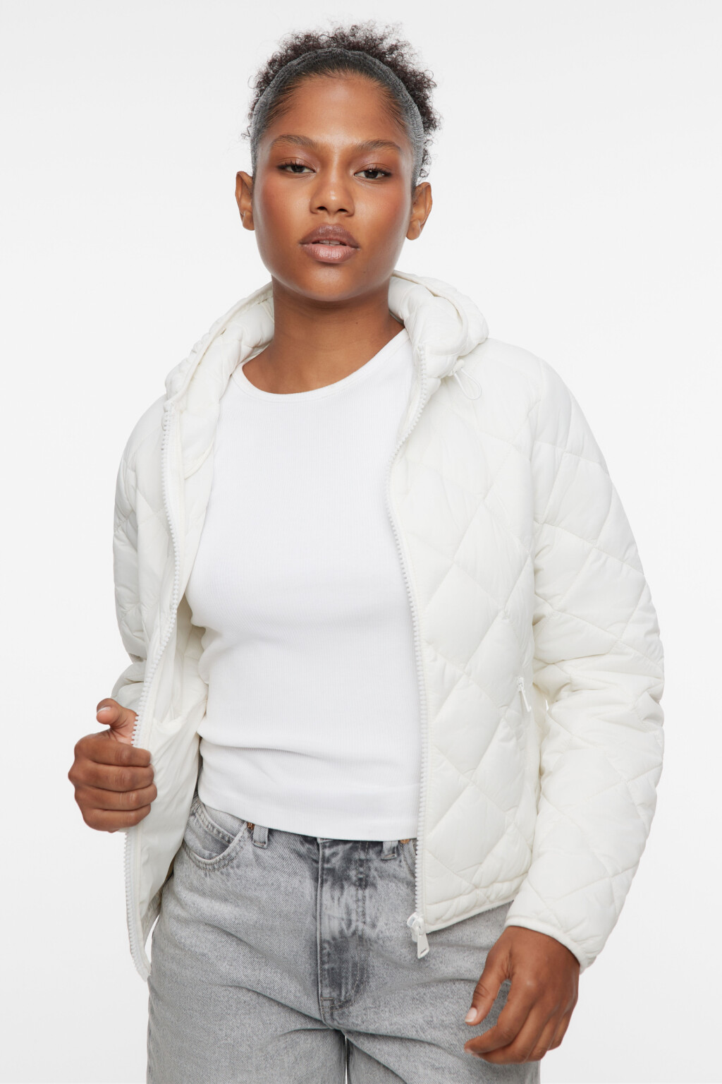 Куртка короткая стеганая с капюшоном и утяжками - цвет молочный - 8