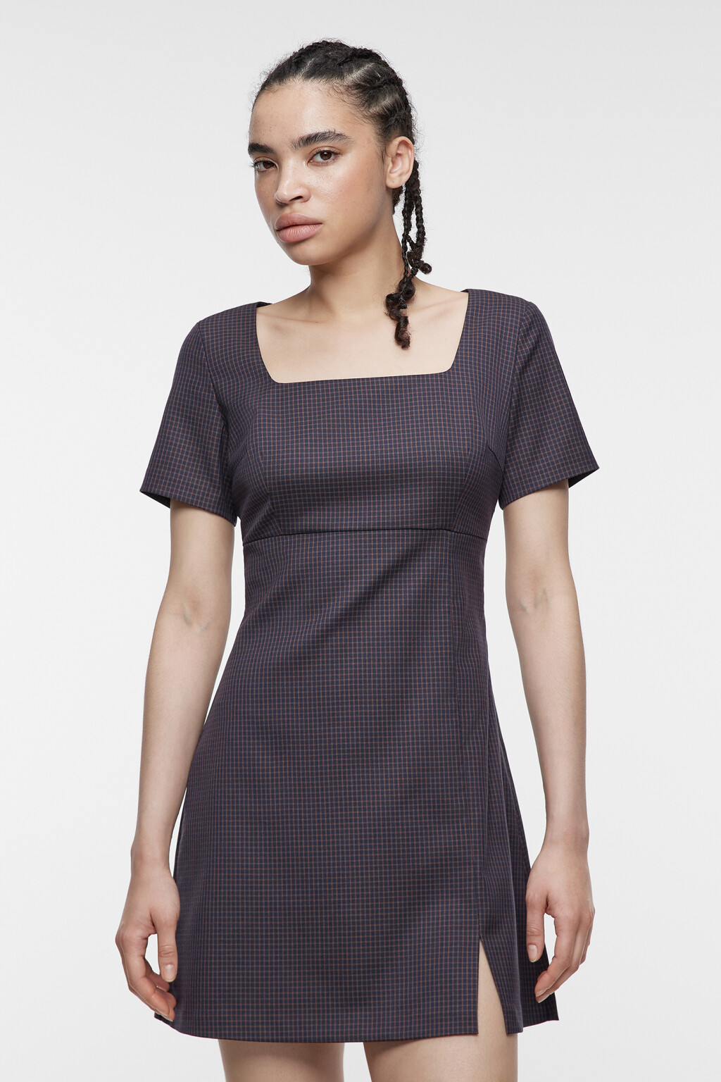 Платье мини приталенное с вырезом каре и разрезом - цвет коричневый - 1