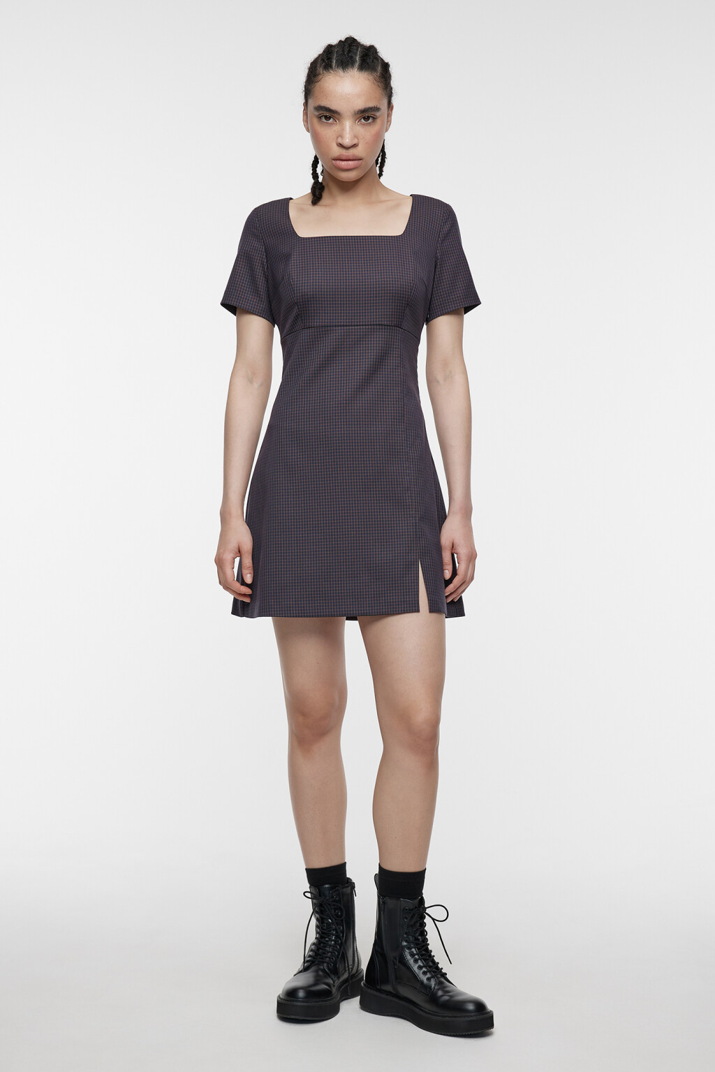 Платье мини приталенное с вырезом каре и разрезом - цвет коричневый - 4