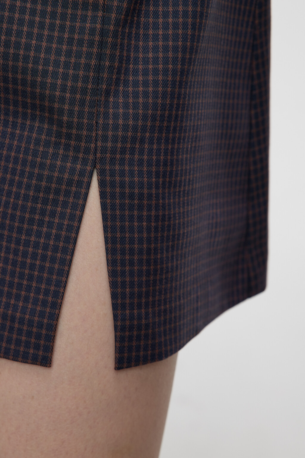 Платье мини приталенное с вырезом каре и разрезом - цвет коричневый - 6