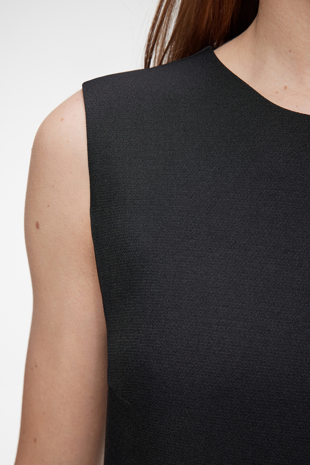 Платье-футляр мини облегающее без рукавов - цвет черный - 5
