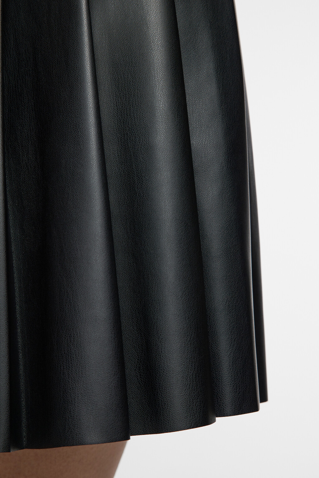 Юбка-трапеция мини плиссированная из искусственной кожи - цвет черный - 6