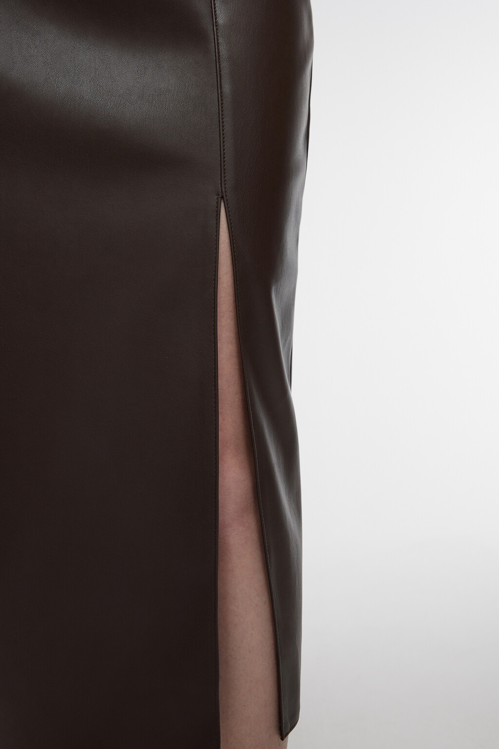 Юбка-карандаш миди облегающая из искусственной кожи с разрезом - цвет коричневый - 6