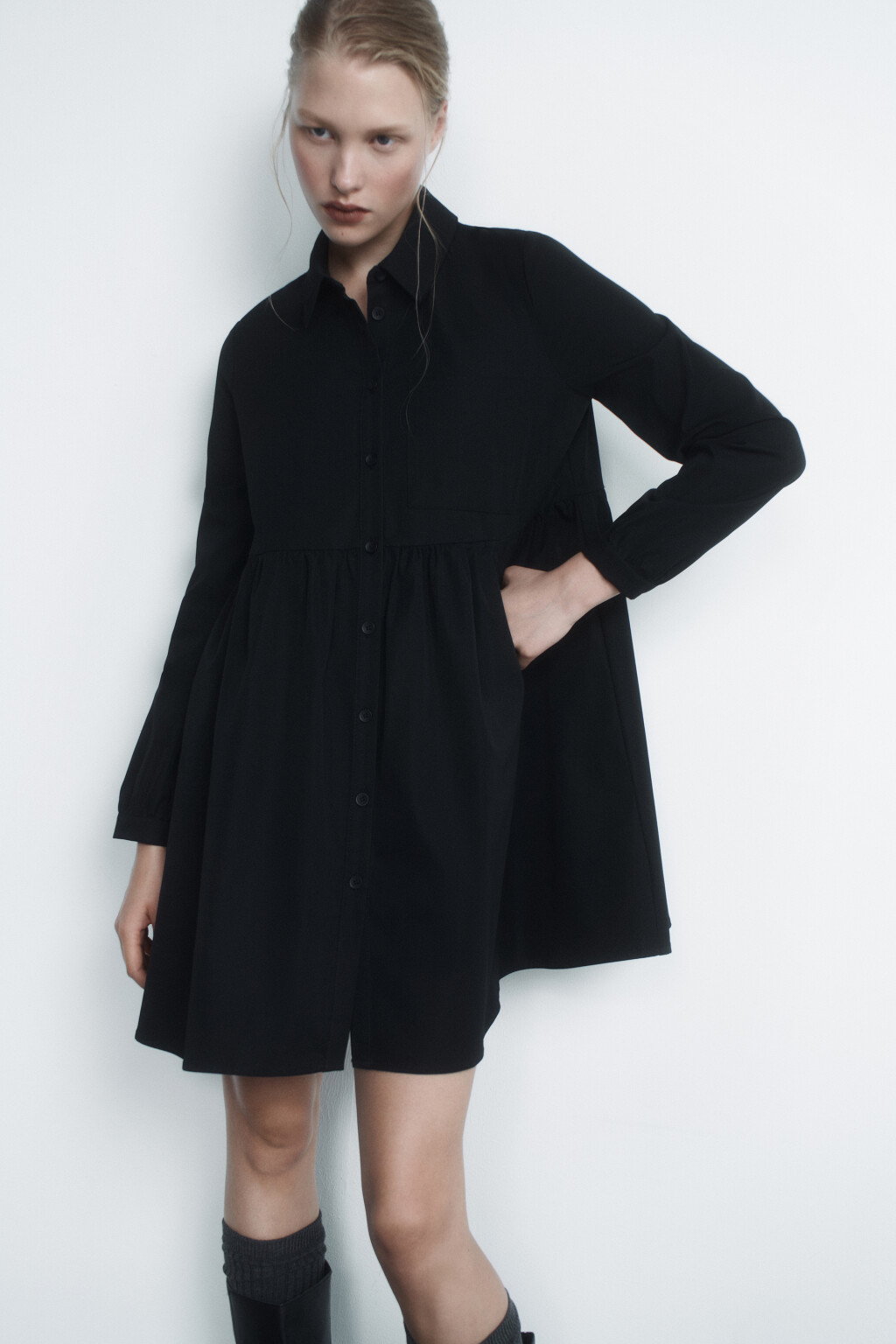 Платье-рубашка мини свободное с нагрудным карманом - цвет черный - 7