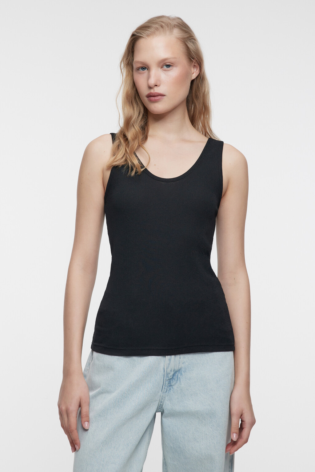 Майка свободная в рубчик на широких бретелях - цвет черный - 1