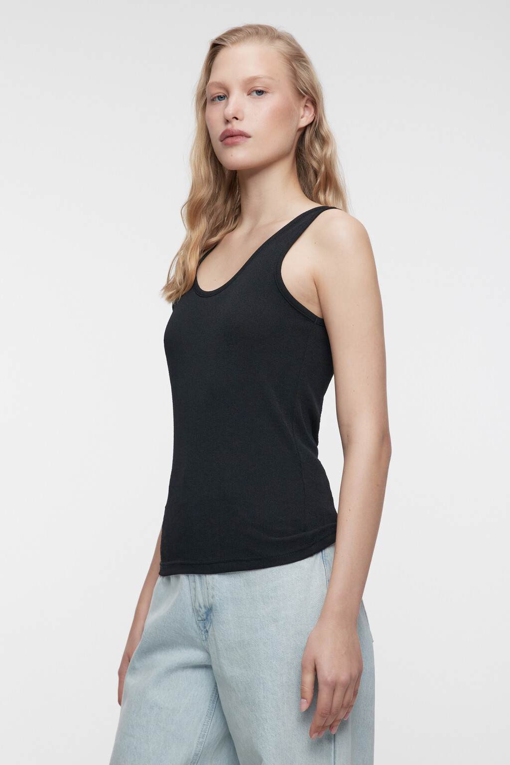 Майка свободная в рубчик на широких бретелях - цвет черный - 2