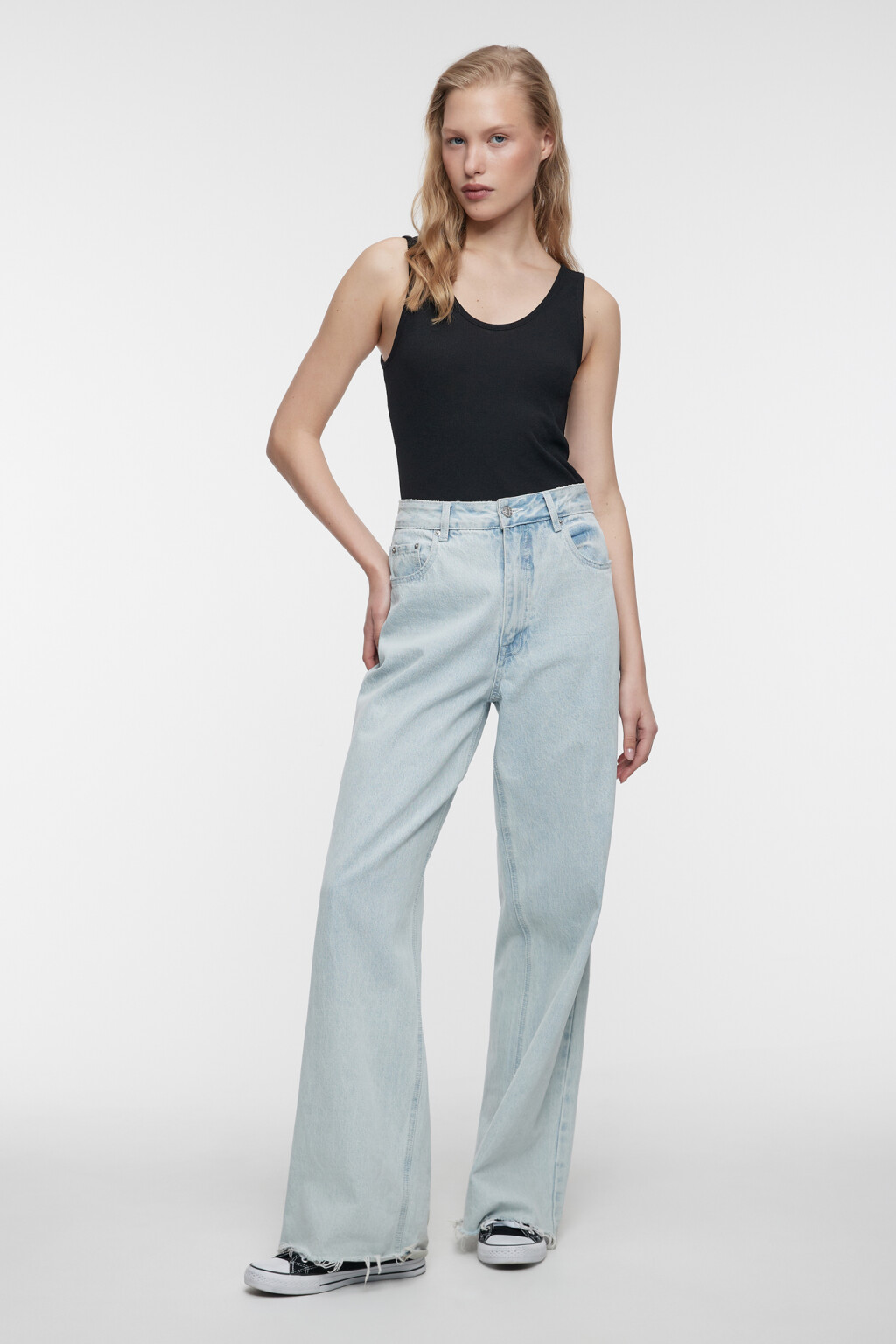 Майка свободная в рубчик на широких бретелях - цвет черный - 4