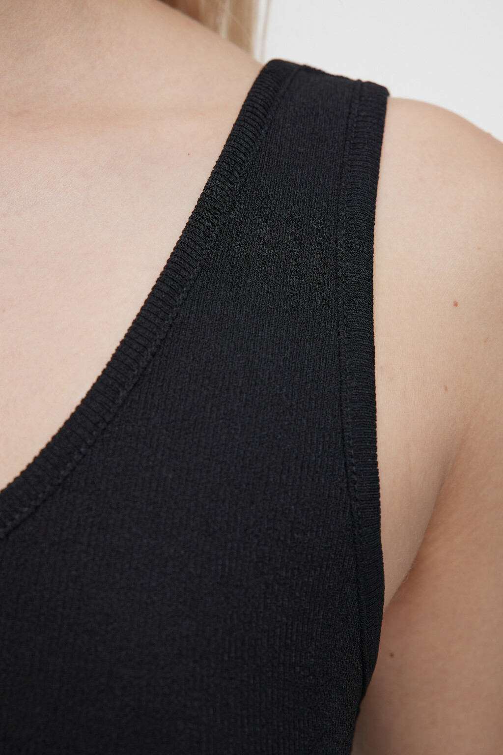 Майка свободная в рубчик на широких бретелях - цвет черный - 5