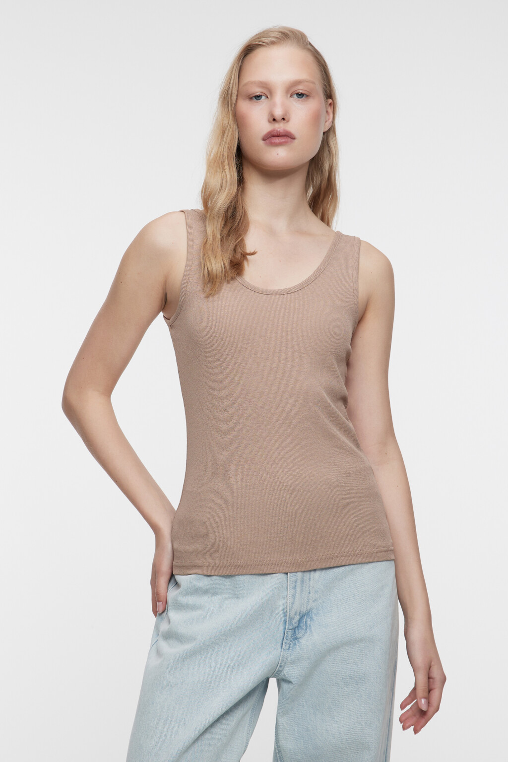 Майка свободная в рубчик на широких бретелях - цвет коричневый - 1